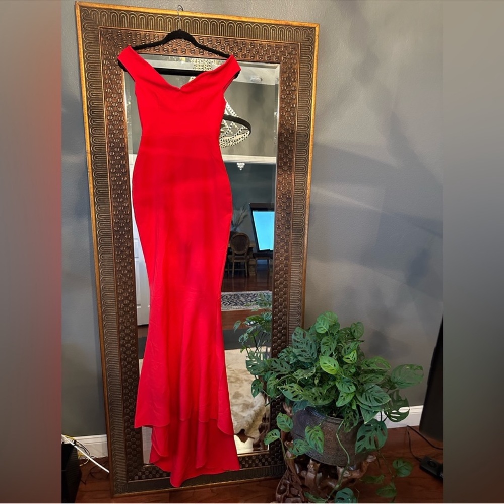 Red new gown - Picture 5 of 7